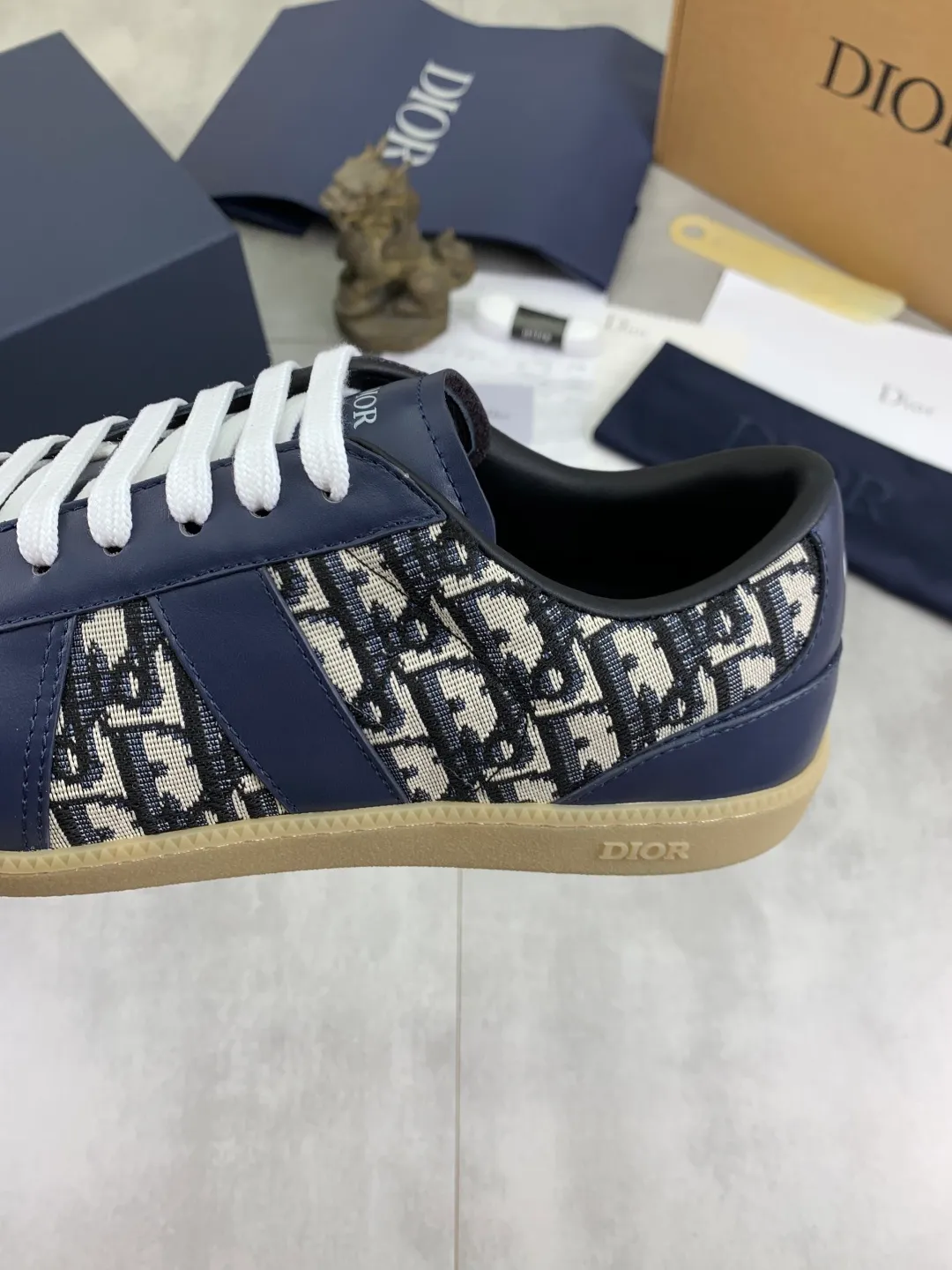 Men's men's shoes 💰P542 New Dior B01 top version of moral training shoes! ! ! White first-layer cowhide, fully oiled upper, original TPU molded outsole. New to the Fall 2025 collection, this sneaker marks the return of Dior’s classic style, reinterpreted in a stylish and elegant silhouette. Crafted from white smooth first-grain cowhide with a tonal silk sheepskin lining, it features the Dior logo on the tongue and inner sides, and a CD icon on the heel. Paired with Tpu anti-slip soles of the same color, it can be matched with various styles to create a sophisticated look.  Code number: 39-45 Complete package with airplane box